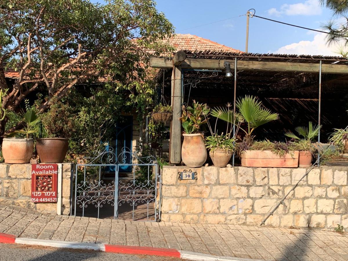בית האבן העתיק מ-1885 עם מגונית פרטית בחצר Rosh Pinna Exterior photo